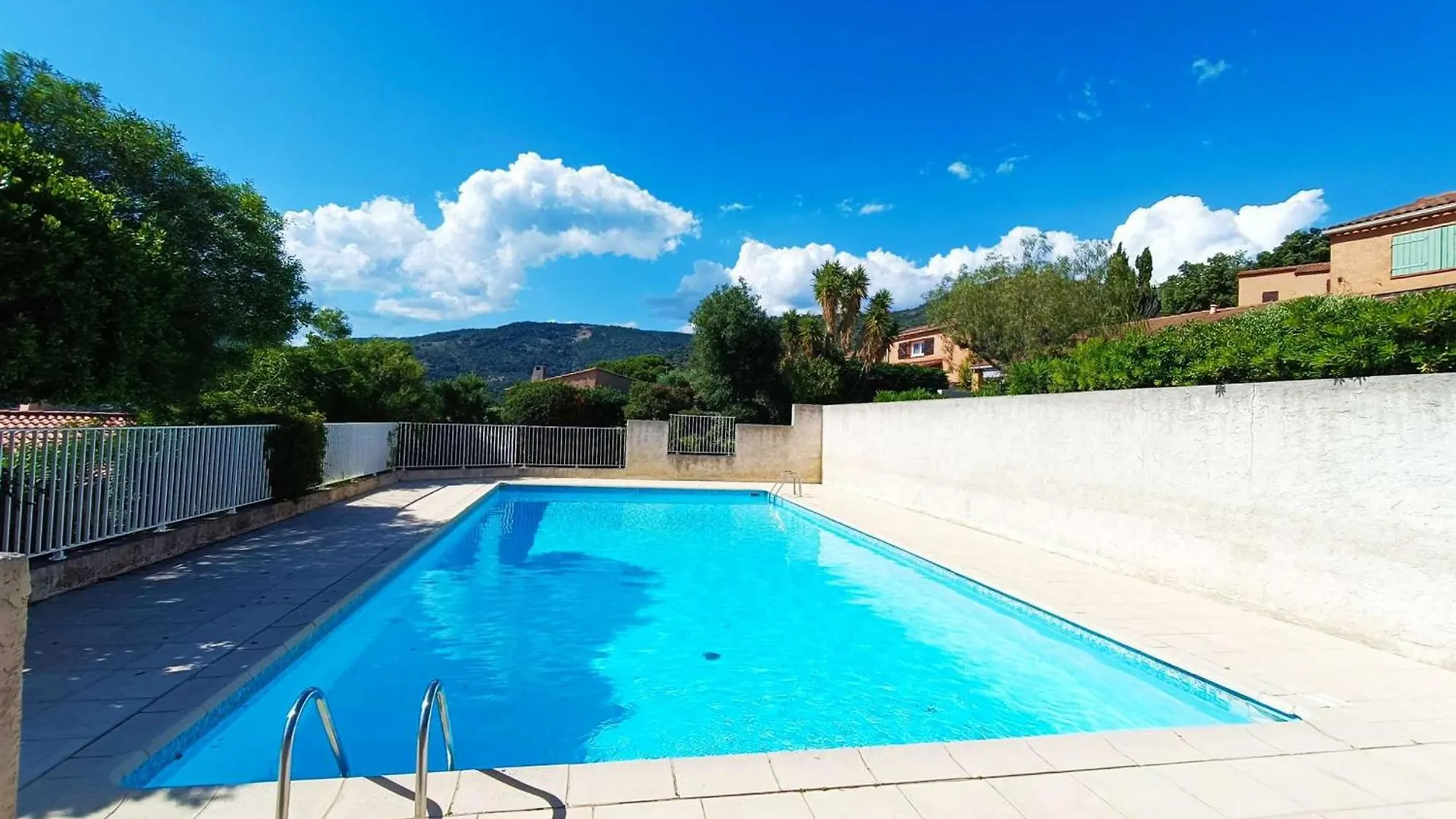 Holiday home Maison Soignee Avec Grand Jardin Et Terrasse - Le Lavandou - Fr-1-308-159