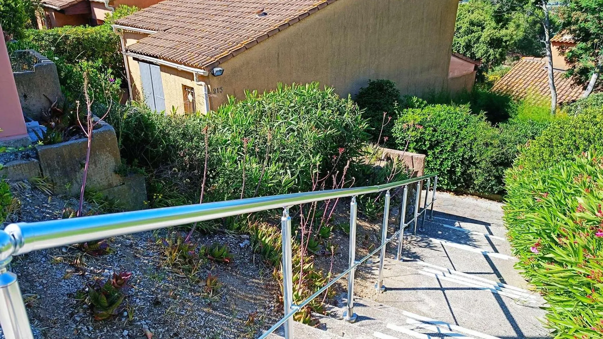Maison Soignee Avec Grand Jardin Et Terrasse - Le Lavandou - Fr-1-308-159 Holiday home