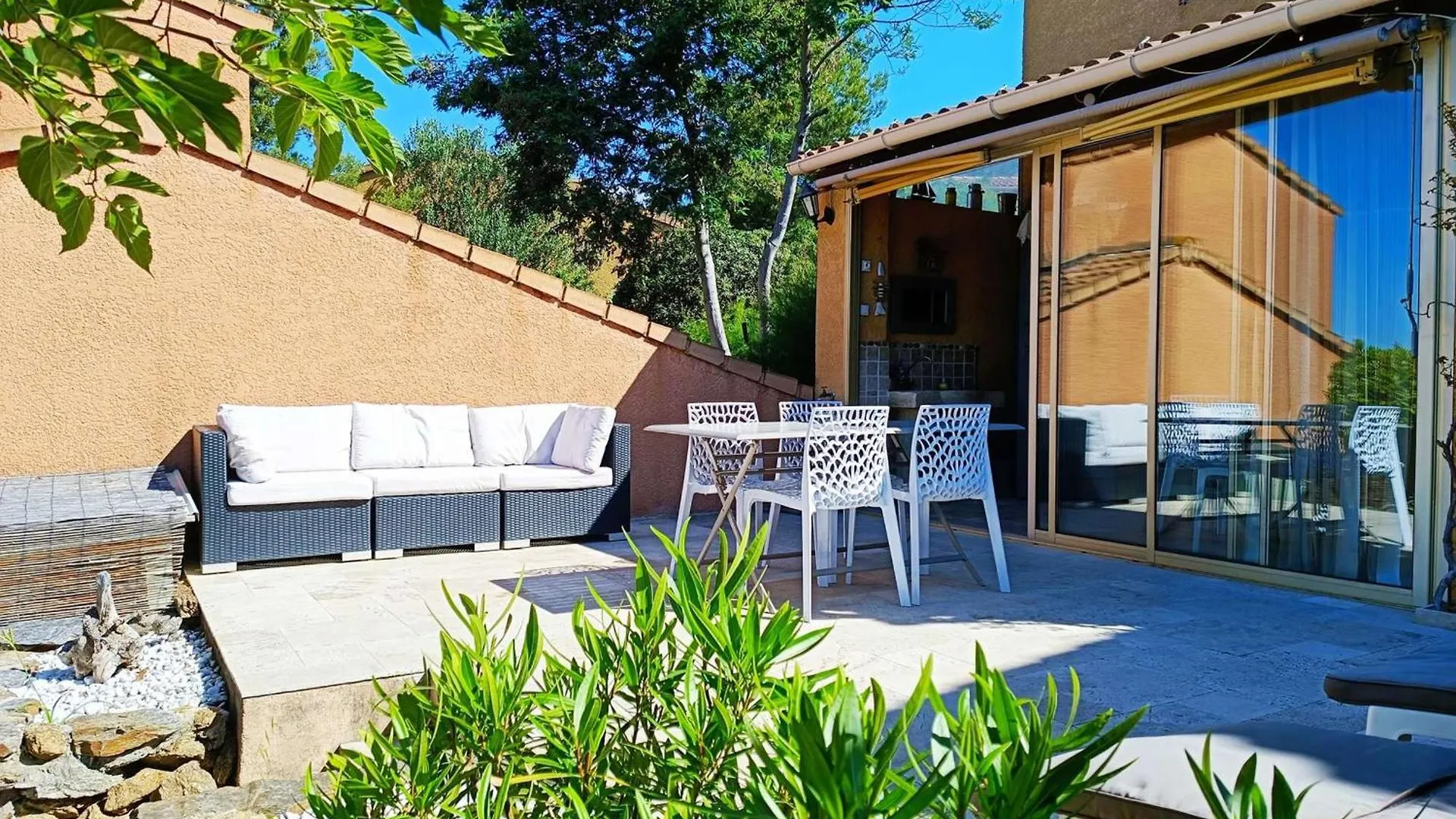 Maison Soignee Avec Grand Jardin Et Terrasse - Le Lavandou - Fr-1-308-159