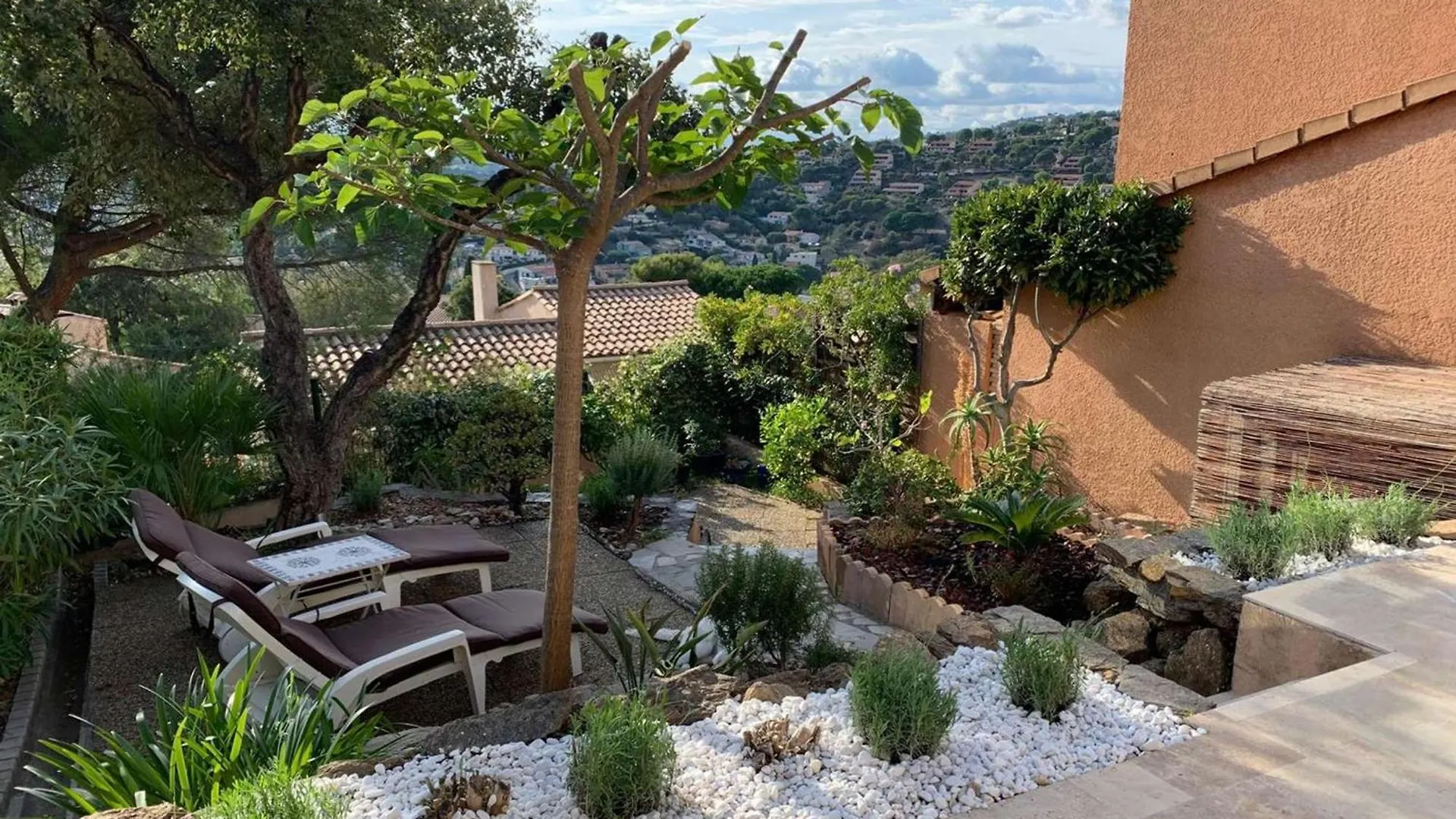 Maison Soignee Avec Grand Jardin Et Terrasse - Le Lavandou - Fr-1-308-159
