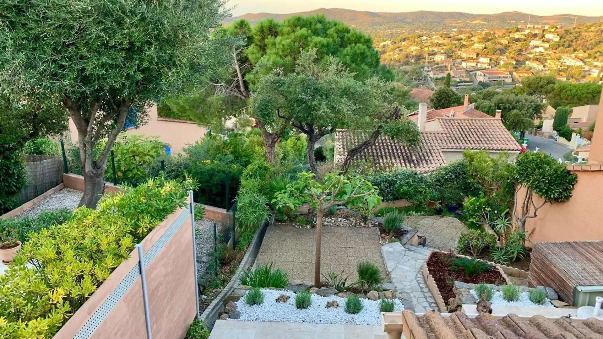 Maison Soignee Avec Grand Jardin Et Terrasse - Le Lavandou - Fr-1-308-159 0*,